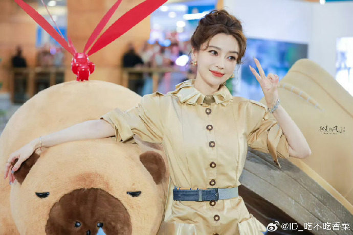 Angelababy ê chề: Mặc lại váy cũ từ 3 năm trước đi sự kiện, cố nén nước mắt nhưng bị mỉa mai quá giả tạo- Ảnh 1. Angelababy ê chề: Mặc lại váy cũ từ 3 năm trước đi sự kiện, cố nén nước mắt nhưng bị mỉa mai quá giả tạo- Ảnh 1.