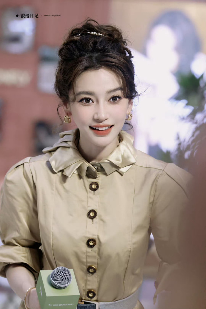 Angelababy ê chề: Mặc lại váy cũ từ 3 năm trước đi sự kiện, cố nén nước mắt nhưng bị mỉa mai quá giả tạo- Ảnh 4. Angelababy ê chề: Mặc lại váy cũ từ 3 năm trước đi sự kiện, cố nén nước mắt nhưng bị mỉa mai quá giả tạo- Ảnh 4.