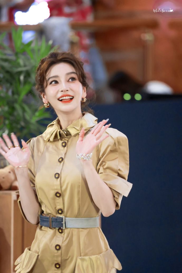 Angelababy ê chề: Mặc lại váy cũ từ 3 năm trước đi sự kiện, cố nén nước mắt nhưng bị mỉa mai quá giả tạo- Ảnh 3. Angelababy ê chề: Mặc lại váy cũ từ 3 năm trước đi sự kiện, cố nén nước mắt nhưng bị mỉa mai quá giả tạo- Ảnh 3.