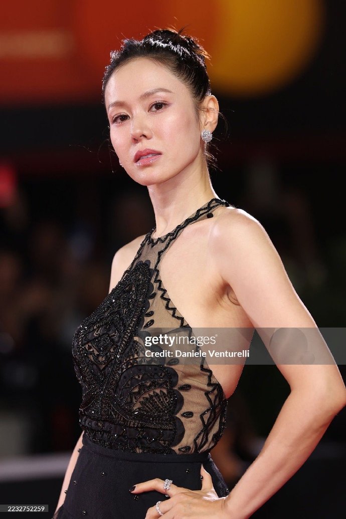 Son Ye Jin đổ bộ thảm đỏ LHP Venice: Visual bị 