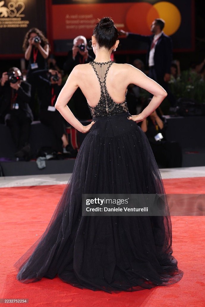 Son Ye Jin đổ bộ thảm đỏ LHP Venice: Visual bị 