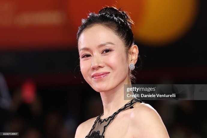 Son Ye Jin đổ bộ thảm đỏ LHP Venice: Visual bị 