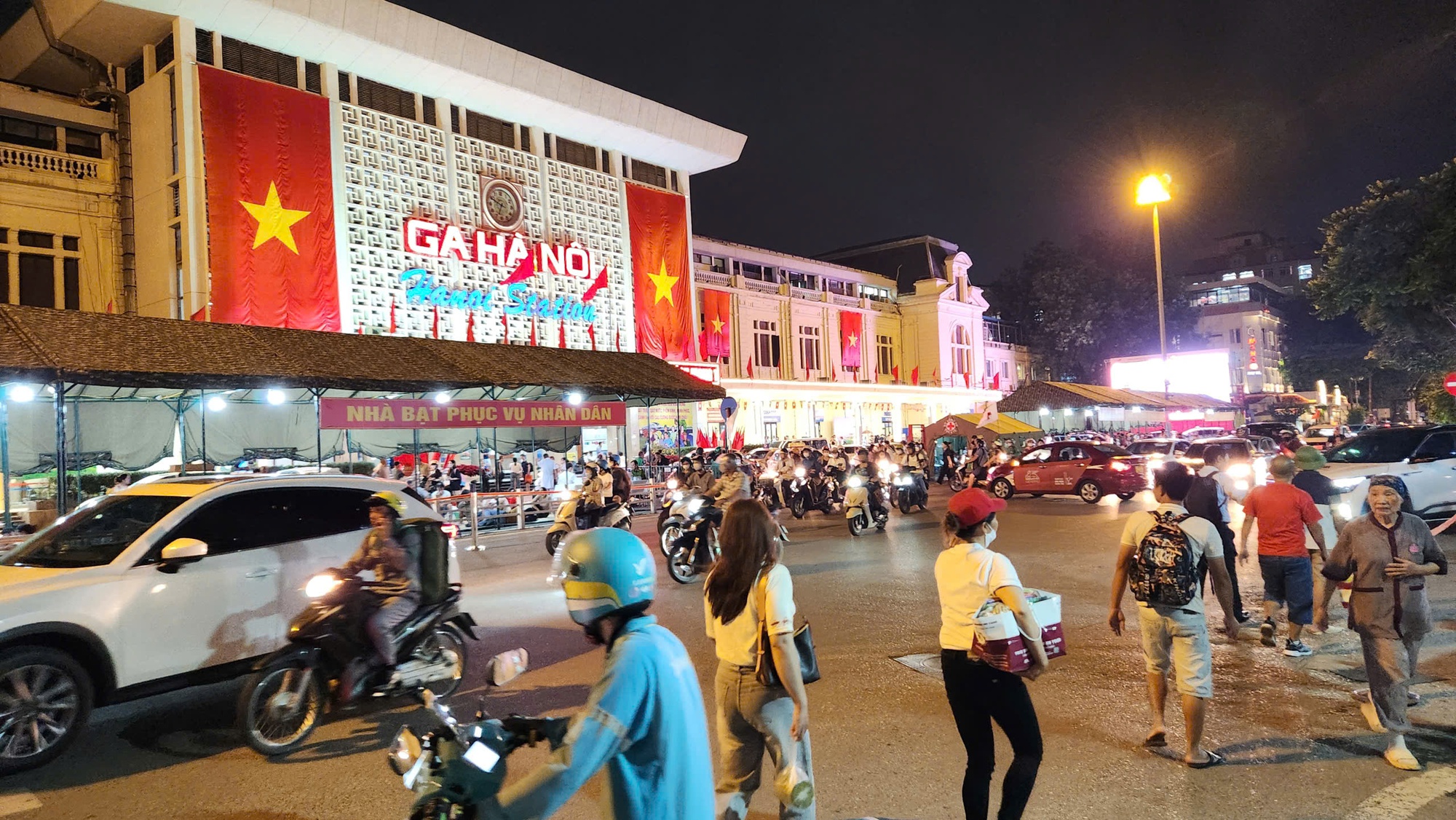VIDEO: Thuê khách sạn VIP nhưng trải nilon ngủ vỉa hè chờ tổng duyệt diễu binh- Ảnh 2.