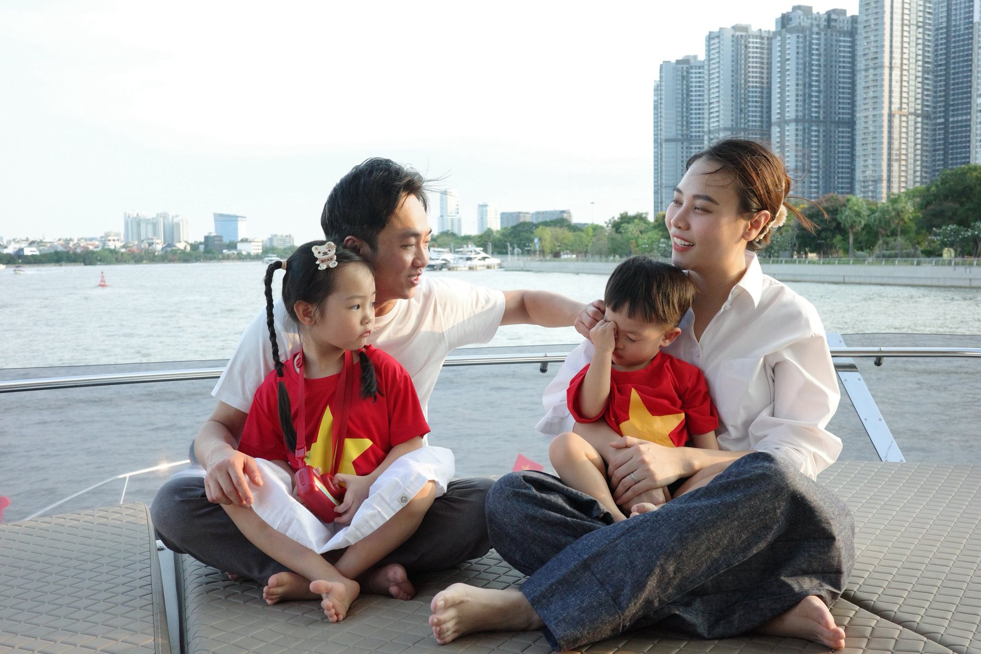 Con trai Đàm Thu Trang nói gì về nhan sắc của mẹ năm 18 tuổi?- Ảnh 3. Con trai Đàm Thu Trang nói gì về nhan sắc của mẹ năm 18 tuổi?- Ảnh 3.