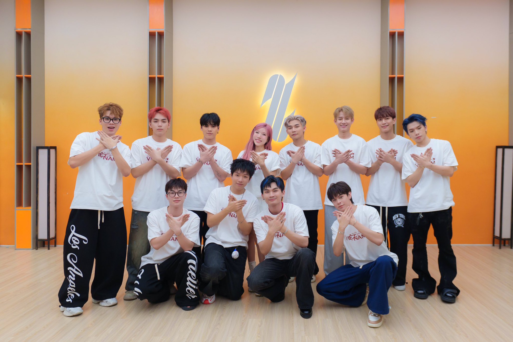 Dàn nam thần Tân Binh Toàn Năng gia nhập Fandom Yêu Nước, fan thi nhau vừa Dàn nam thần Tân Binh Toàn Năng gia nhập Fandom Yêu Nước, fan thi nhau vừa