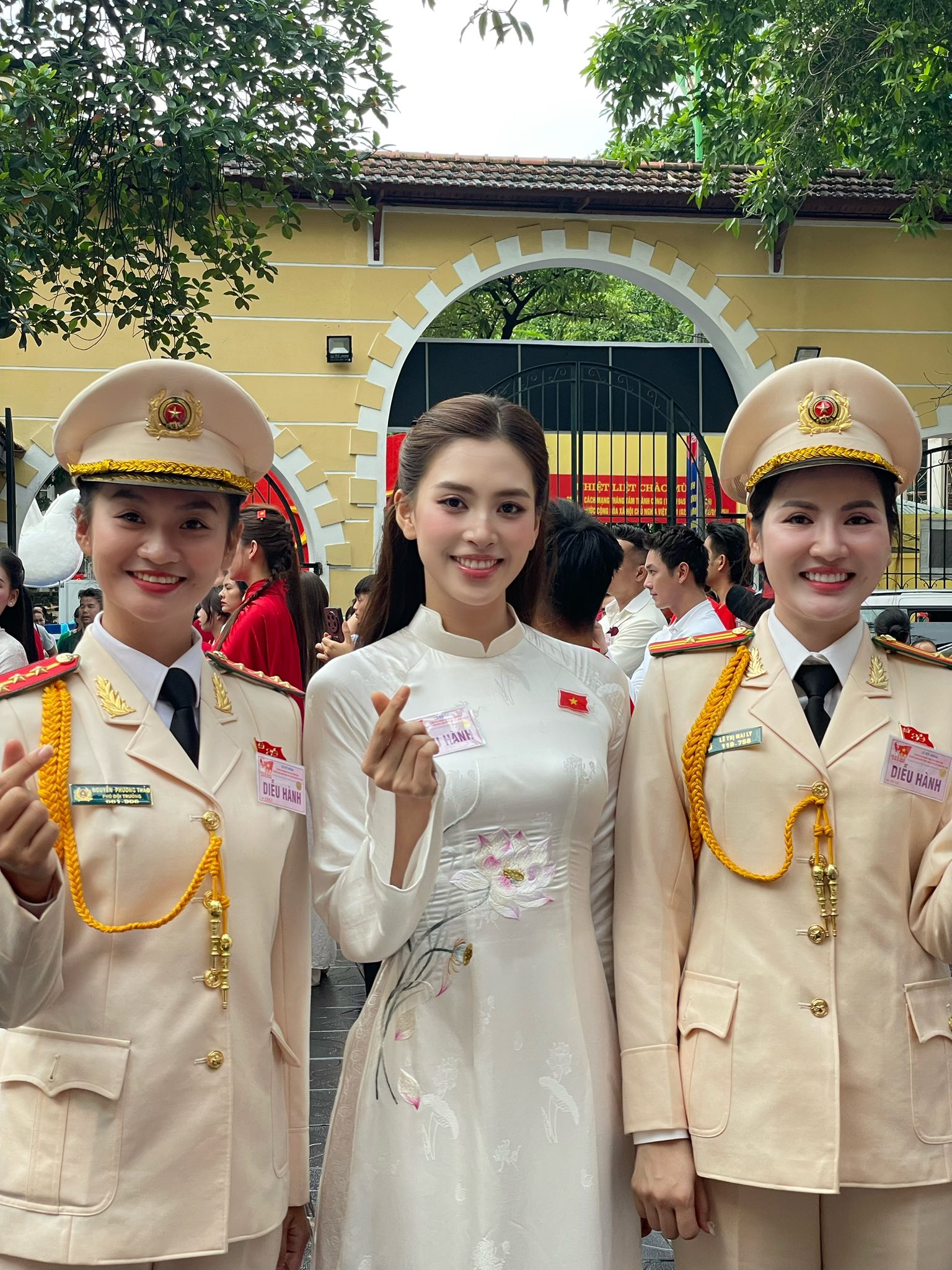 Tiểu Vy tham gia tổng duyệt, tranh thủ đọ sắc cùng đồng chí công an 