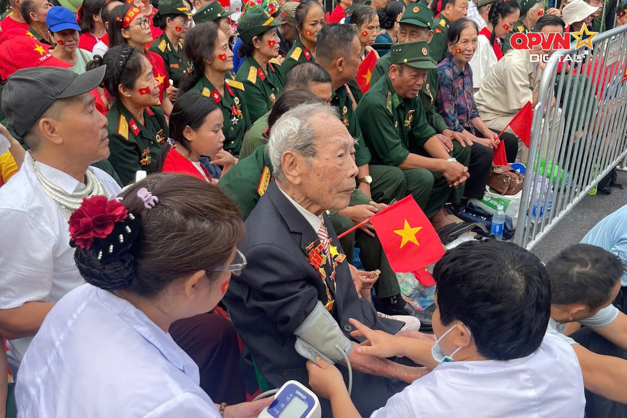 Hình ảnh người cựu binh chiến dịch Điện Biên 99 tuổi tại lễ tổng duyệt A80 được chia sẻ nhiều nhất trên MXH lúc này- Ảnh 4.