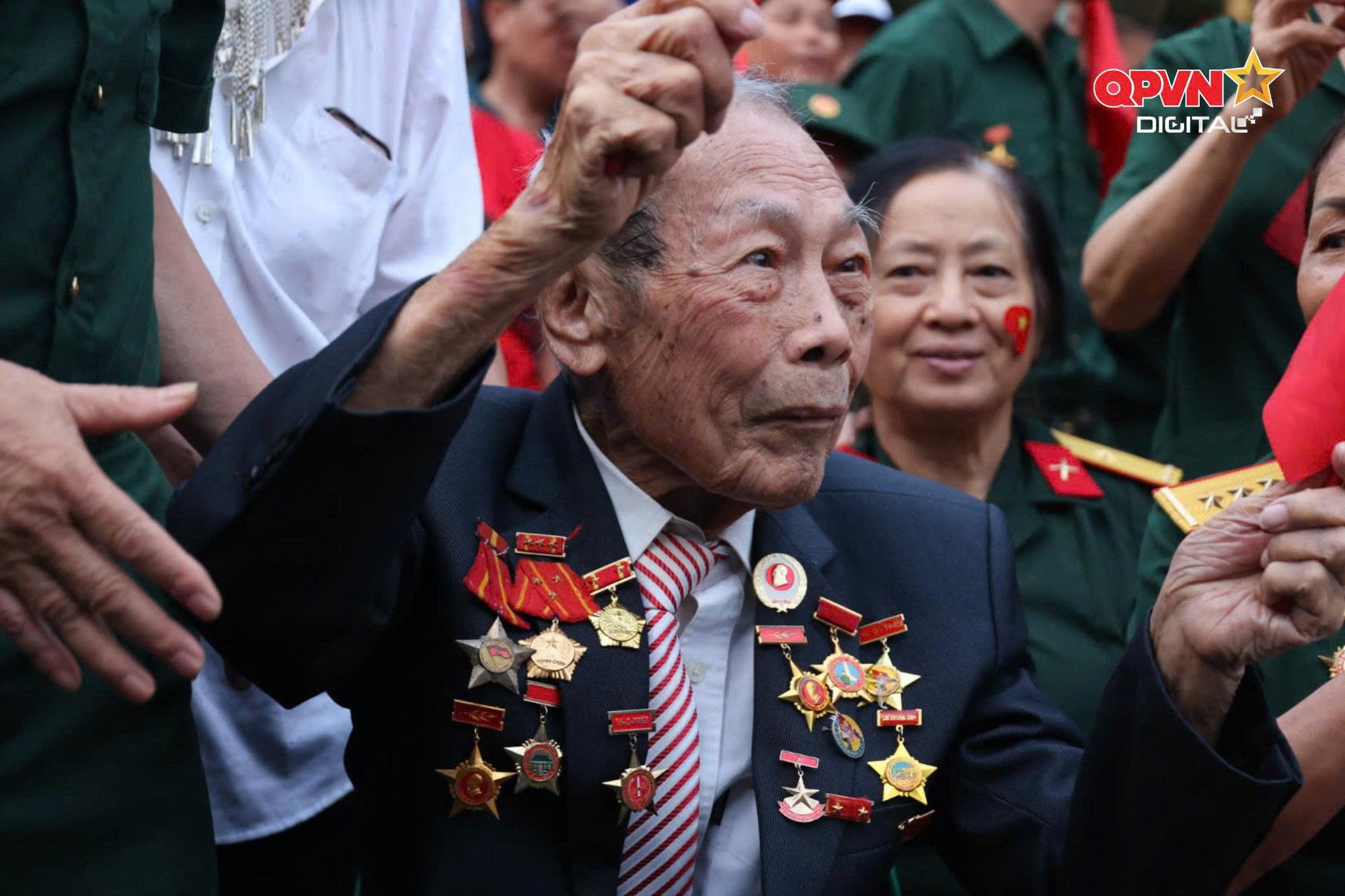 Hình ảnh người cựu binh chiến dịch Điện Biên 99 tuổi tại lễ tổng duyệt A80 được chia sẻ nhiều nhất trên MXH lúc này- Ảnh 3.