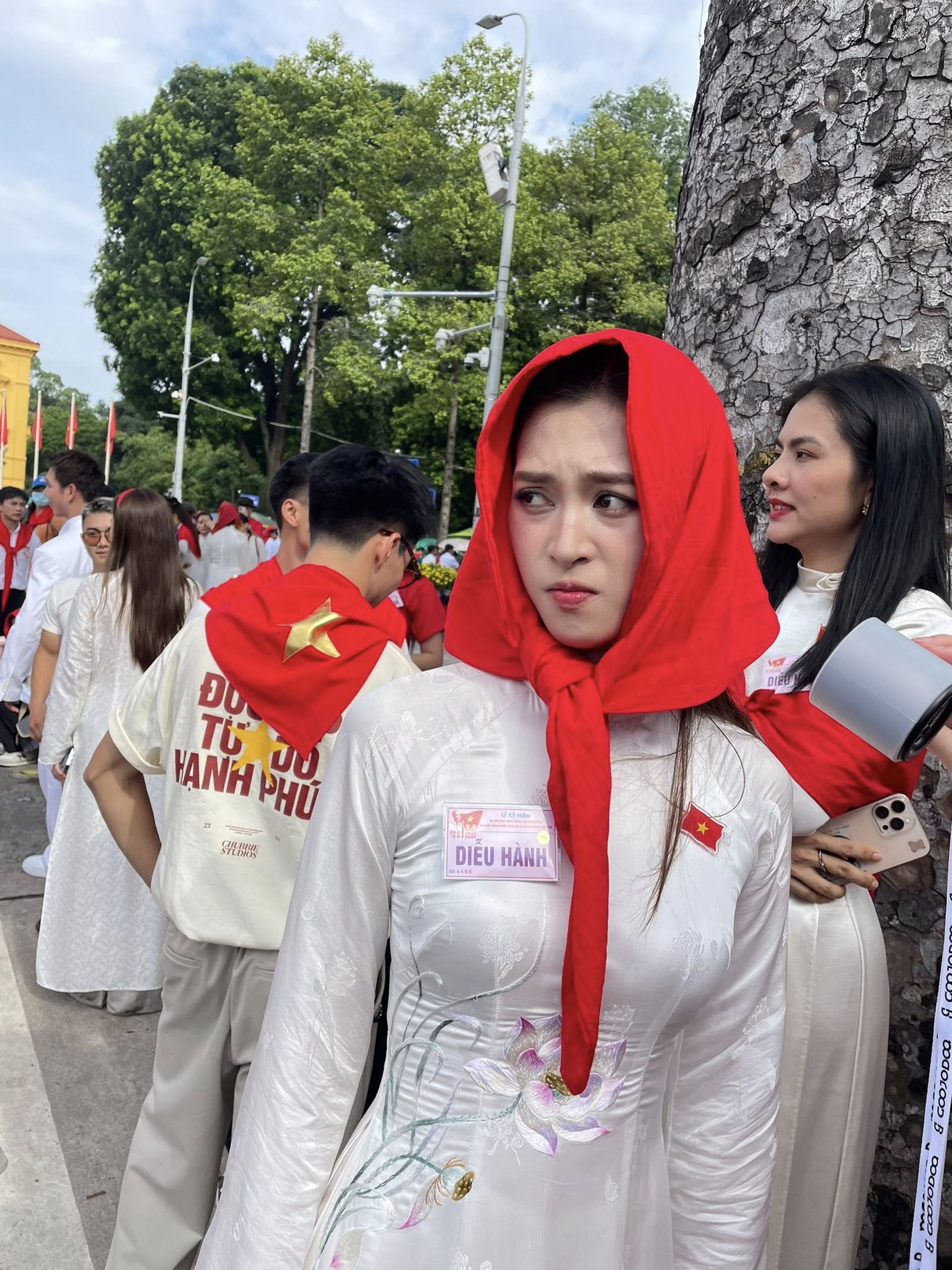 Tiểu Vy tham gia tổng duyệt, tranh thủ đọ sắc cùng đồng chí công an 