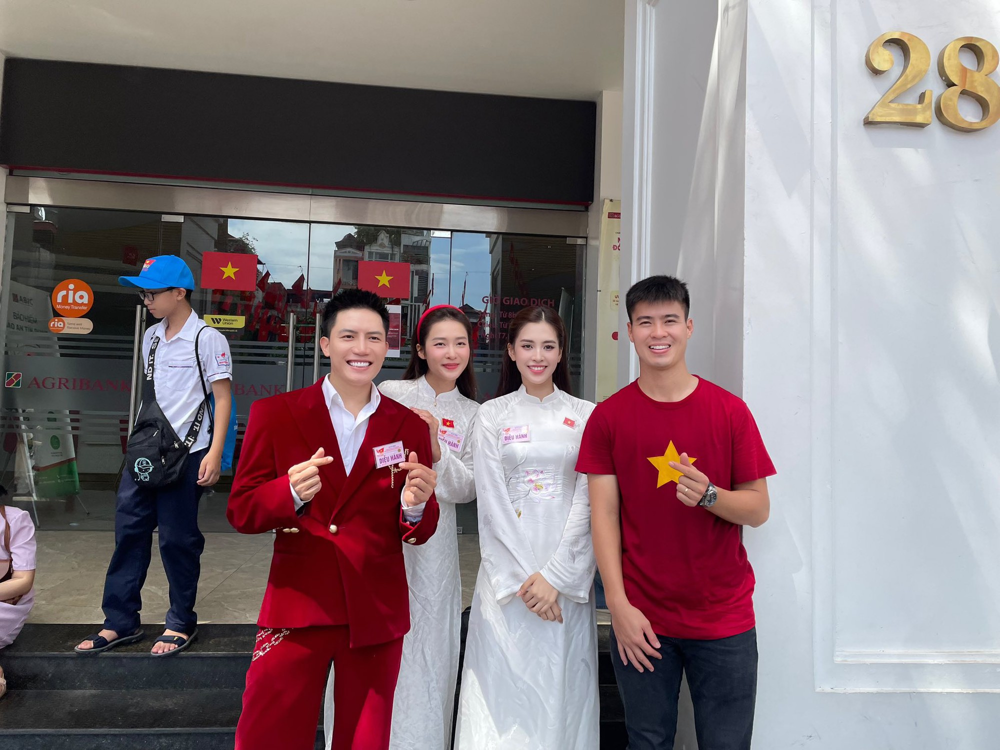 Tiểu Vy tham gia tổng duyệt, tranh thủ đọ sắc cùng đồng chí công an 