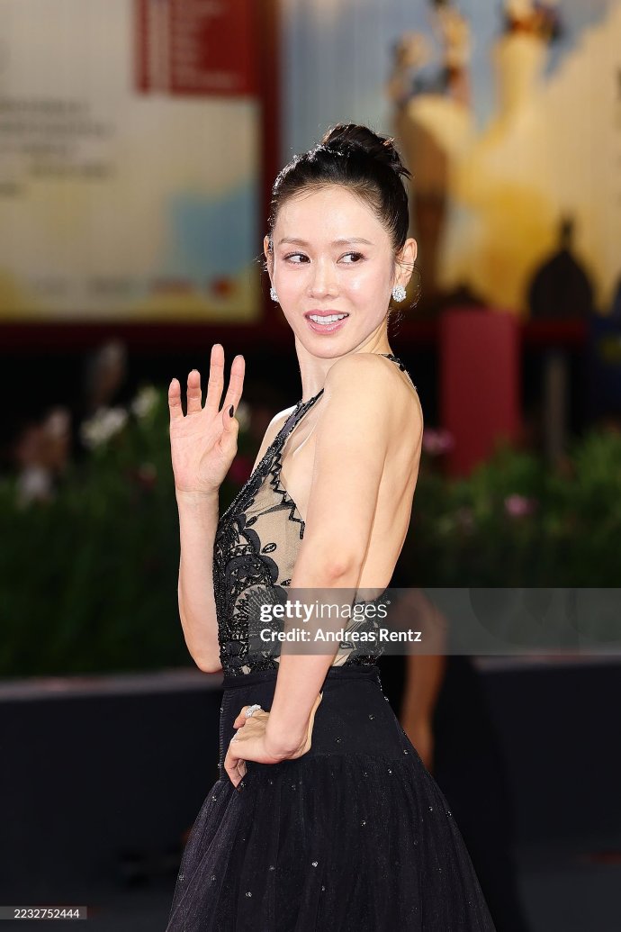 Son Ye Jin đổ bộ thảm đỏ LHP Venice: Visual bị 
