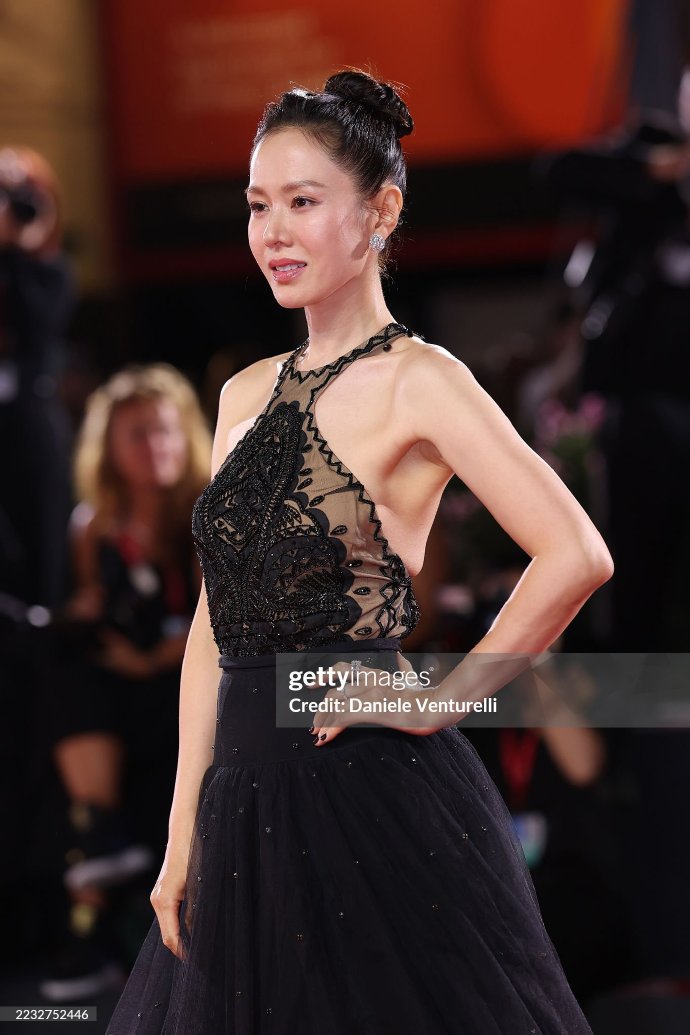 Son Ye Jin đổ bộ thảm đỏ LHP Venice: Visual bị 