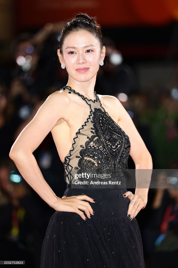 Son Ye Jin đổ bộ thảm đỏ LHP Venice: Visual bị 