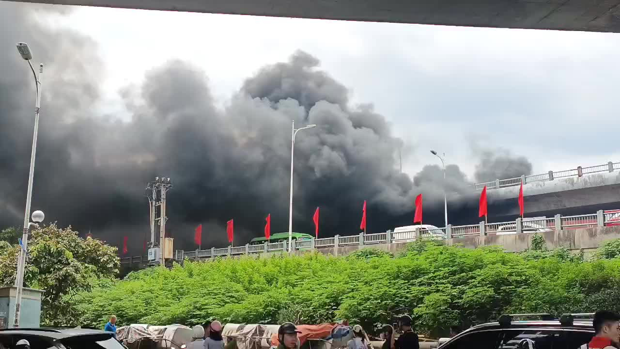 Cận cảnh hàng nghìn xe máy bị lửa thiêu rụi trong bãi xe dưới cầu Vĩnh Tuy- Ảnh 1.