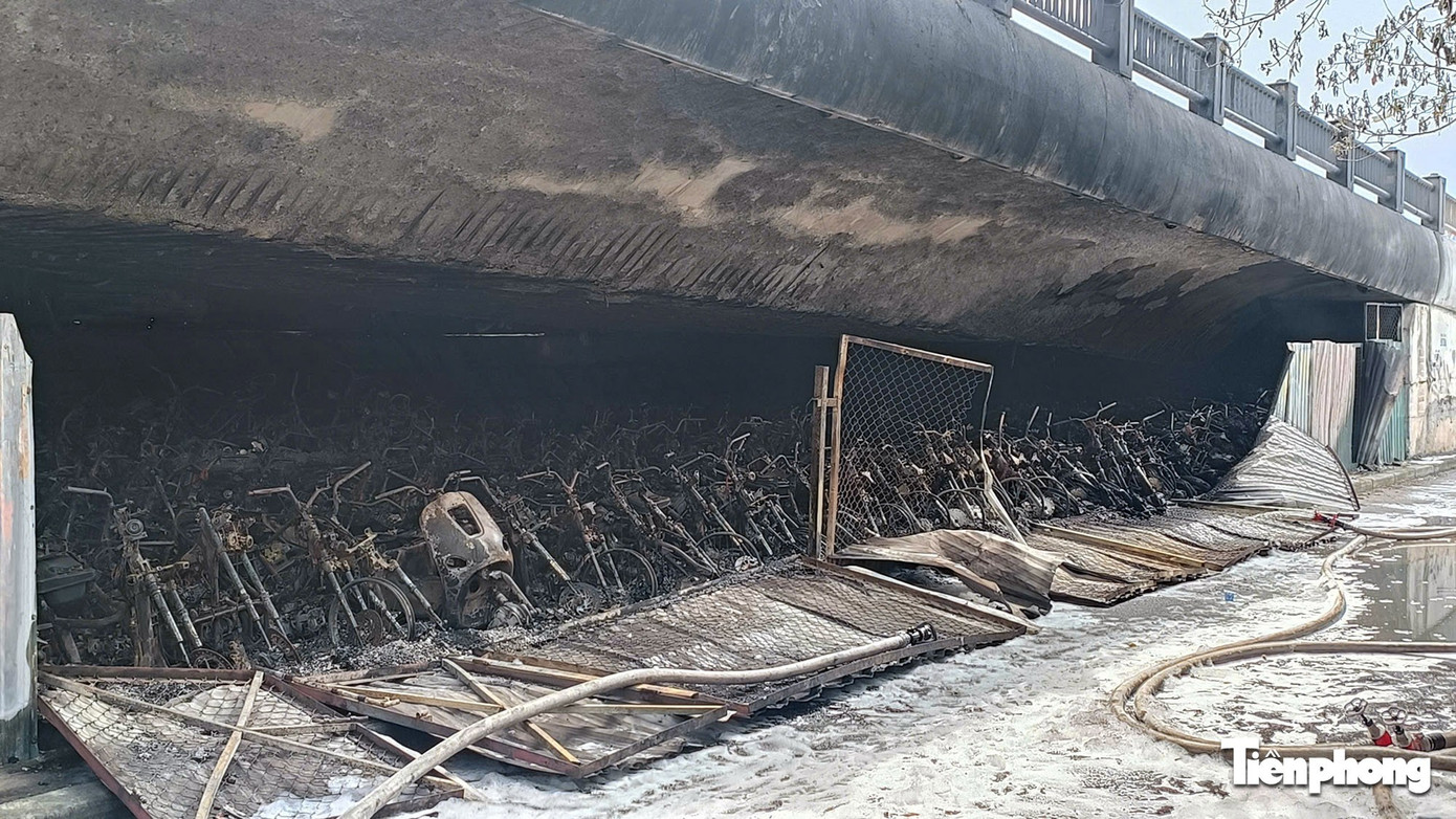 Cận cảnh hàng nghìn xe máy bị lửa thiêu rụi trong bãi xe dưới cầu Vĩnh Tuy- Ảnh 13.