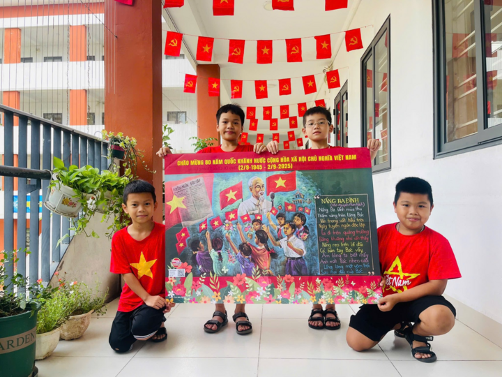 Sắc cờ hoa rực rỡ khắp sân trường, lớp học mừng đại lễ Quốc khánh 2/9- Ảnh 8.