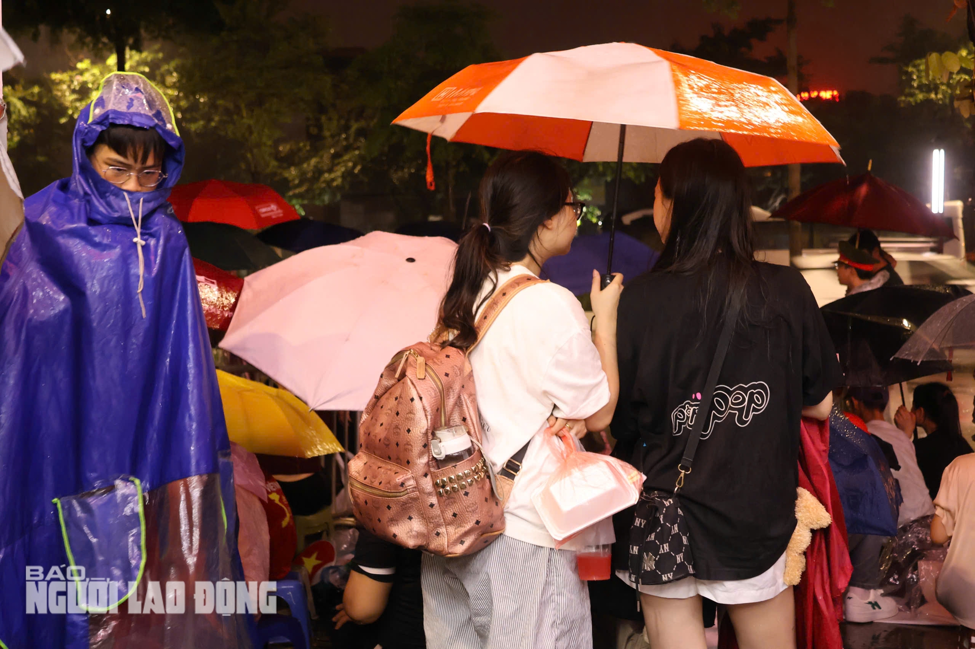 VIDEO: Thuê khách sạn VIP nhưng trải nilon ngủ vỉa hè chờ tổng duyệt diễu binh- Ảnh 7.