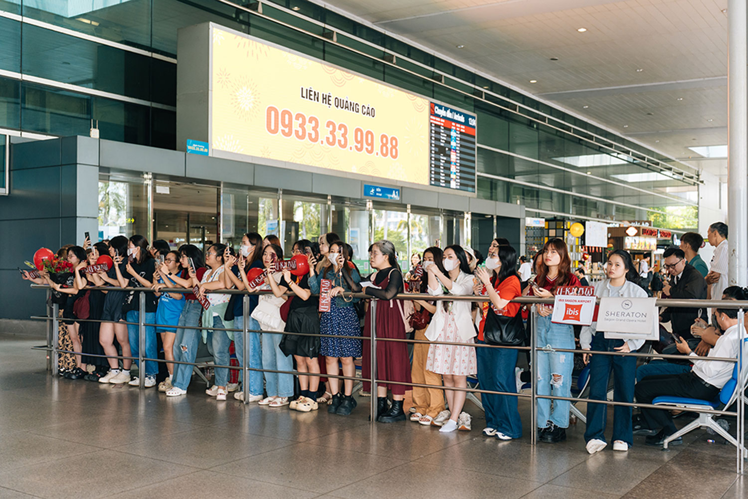 Đại hội sao SMTOWN đổ bộ Tân Sơn Nhất: Taeyeon và 