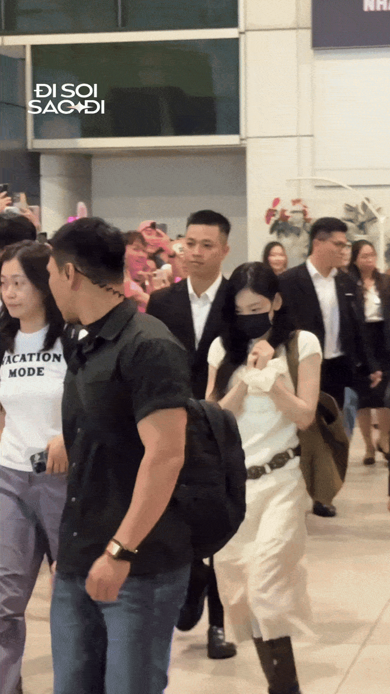 Đại hội sao SMTOWN đổ bộ Tân Sơn Nhất: Taeyeon và 