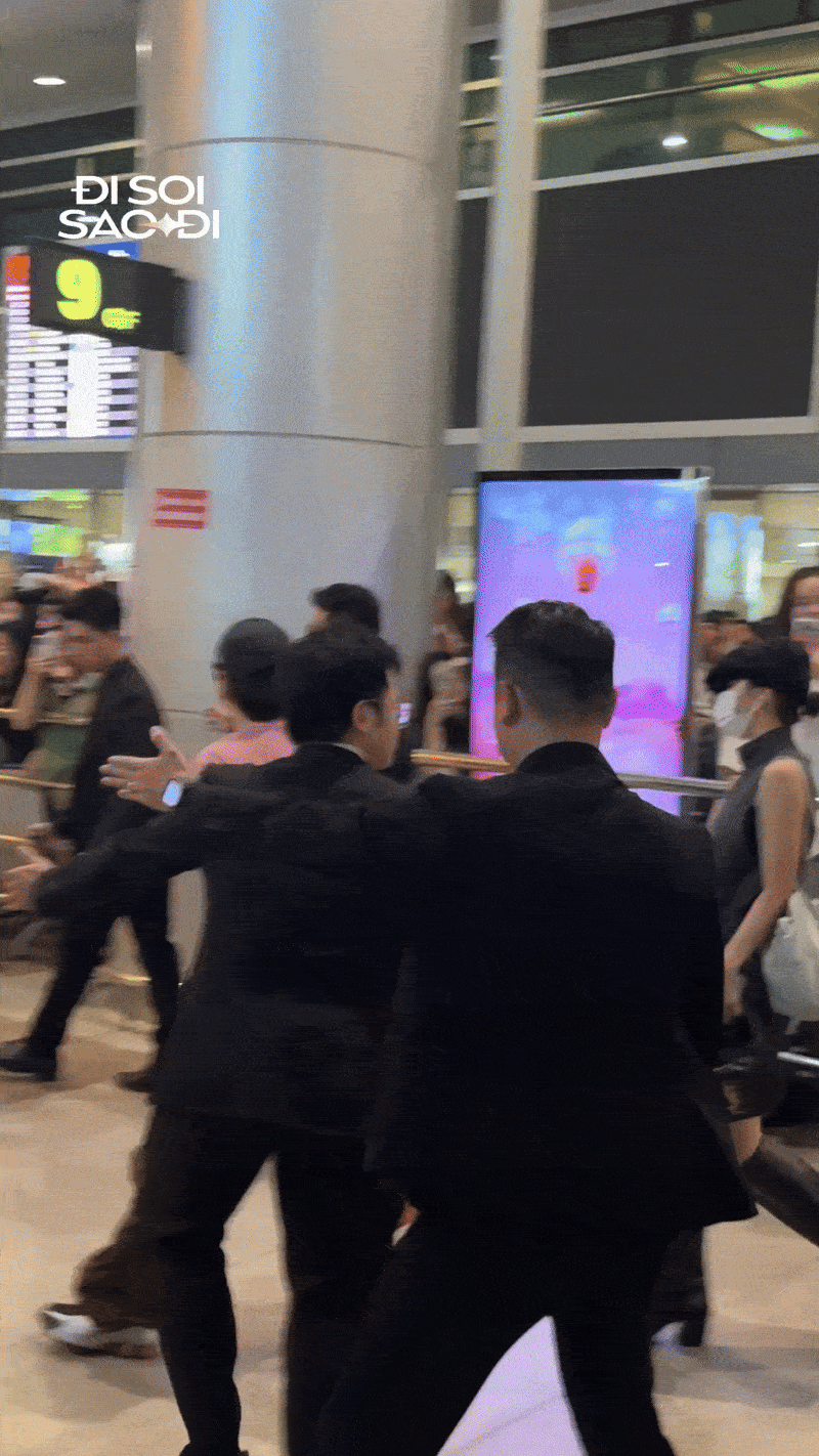 Đại hội sao SMTOWN đổ bộ Tân Sơn Nhất: Taeyeon và 