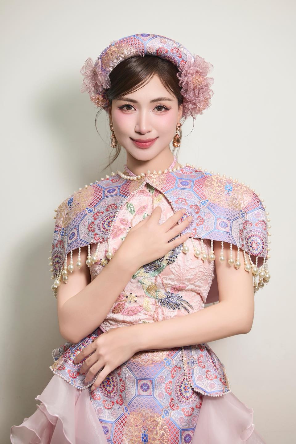 Hòa Minzy da trắng sáng, căng bóng nhờ chăm uống 1 loại nước trước khi đi ngủ: Phụ nữ tuổi 30+ khuyến khích dùng để đẹp da, chống loãng xương- Ảnh 3.