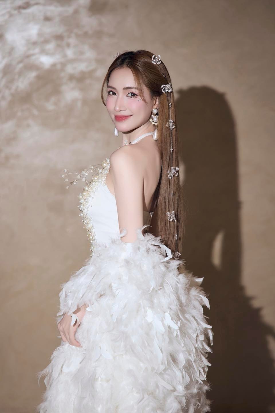Hòa Minzy da trắng sáng, căng bóng nhờ chăm uống 1 loại nước trước khi đi ngủ: Phụ nữ tuổi 30+ khuyến khích dùng để đẹp da, chống loãng xương- Ảnh 9.