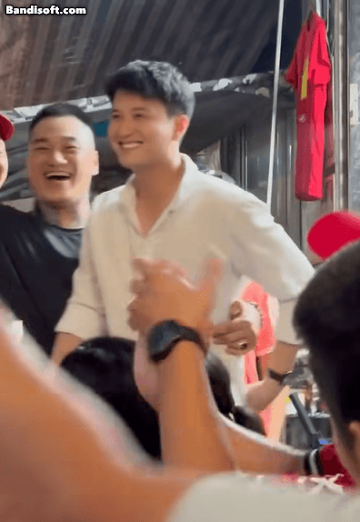 Mỹ nam Vbiz đi xem Tổng duyệt A80 mà viral khắp MXH: Cười lên đẹp phát sáng, chị em thi nhau nhường chỗ- Ảnh 2. Mỹ nam Vbiz đi xem Tổng duyệt A80 mà viral khắp MXH: Cười lên đẹp phát sáng, chị em thi nhau nhường chỗ- Ảnh 2.