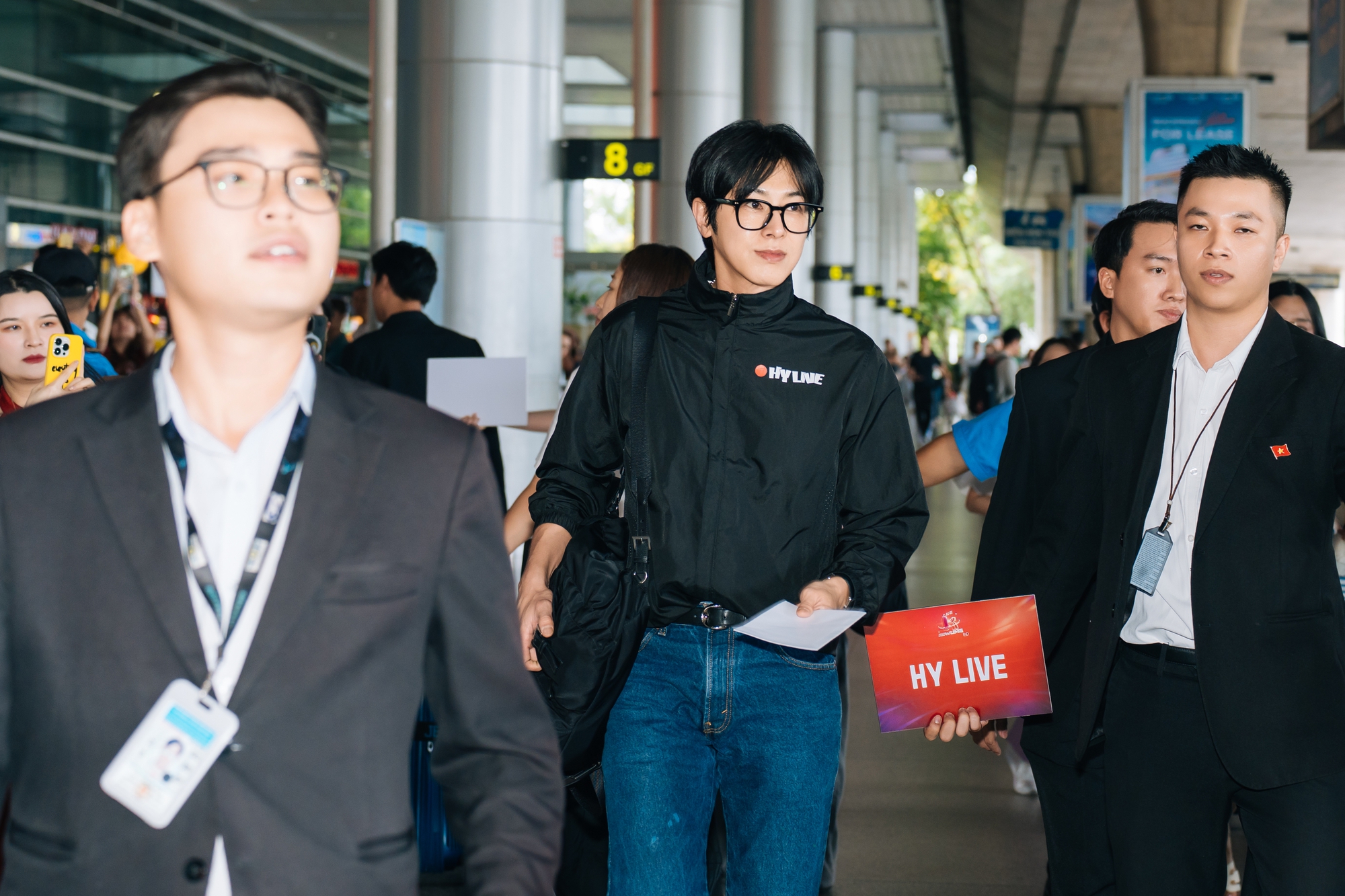 Đại hội sao SMTOWN đổ bộ Tân Sơn Nhất: Taeyeon và 