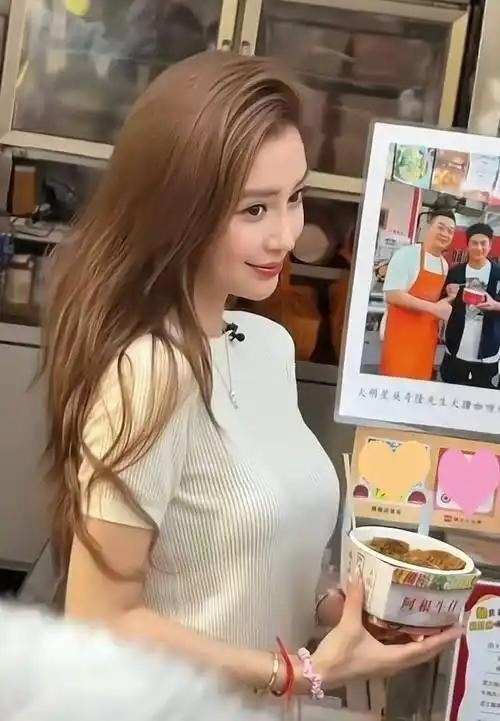 Angelababy ê chề: Mặc lại váy cũ từ 3 năm trước đi sự kiện, cố nén nước mắt nhưng bị mỉa mai quá giả tạo- Ảnh 10. Angelababy ê chề: Mặc lại váy cũ từ 3 năm trước đi sự kiện, cố nén nước mắt nhưng bị mỉa mai quá giả tạo- Ảnh 10.