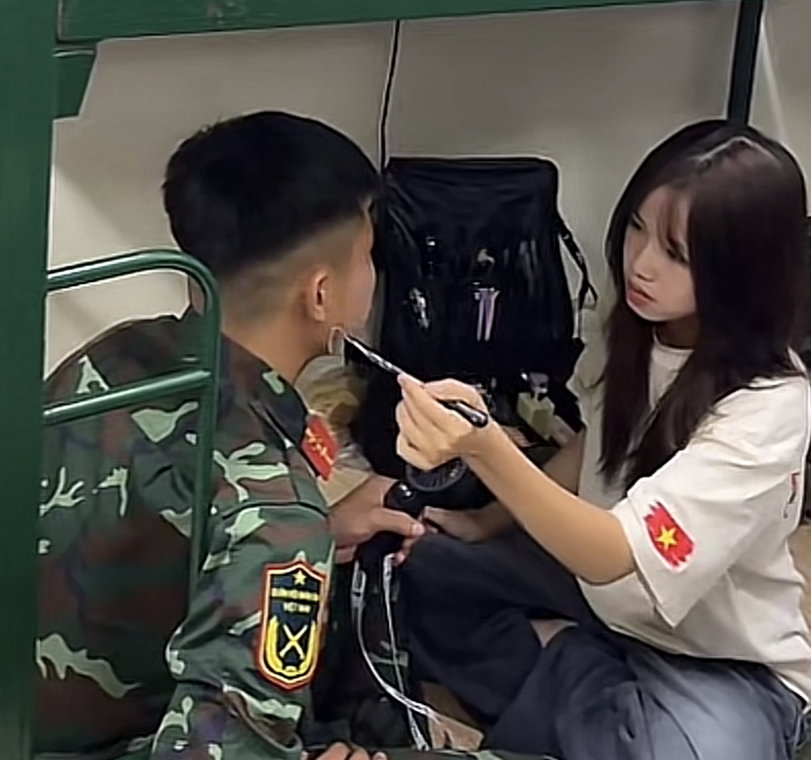 Cảnh hậu trường "đắt giá" trong doanh trại chiến sĩ đêm trước Tổng duyệt- Ảnh 6.