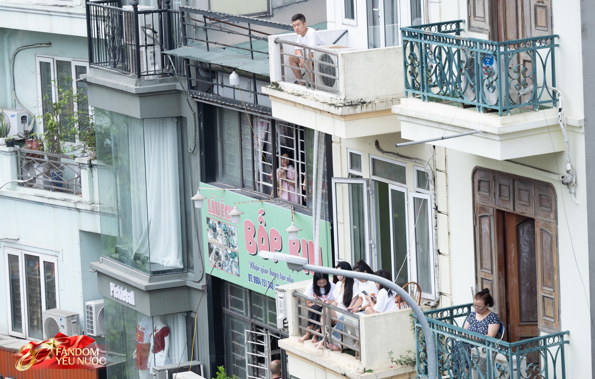 Sự bình thản của "khối ban công" từ những chiếc view 0 đồng, tầm nhìn "triệu đô"- Ảnh 1.