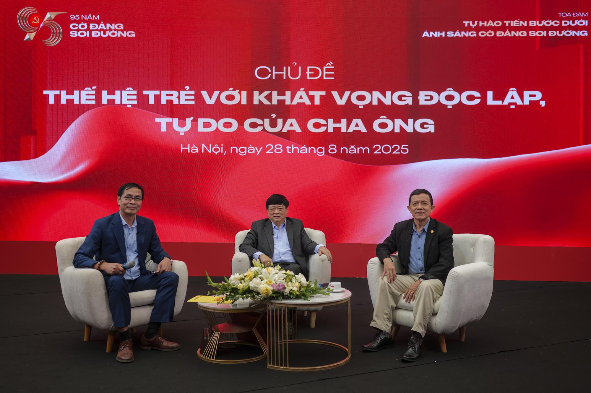 Thế hệ trẻ được truyền lửa khi nghe các bậc lão thành kể về một thời đầy khát vọng độc lập, tự do của cha anh- Ảnh 1.