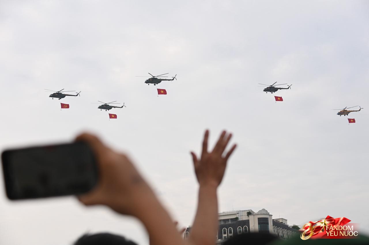 Clip mãn nhãn: Tiêm kích SU-30MK2 lần đầu thả bẫy nhiệt trên bầu trời Quảng trường Ba Đình, người dân nín thở dõi theo- Ảnh 2.