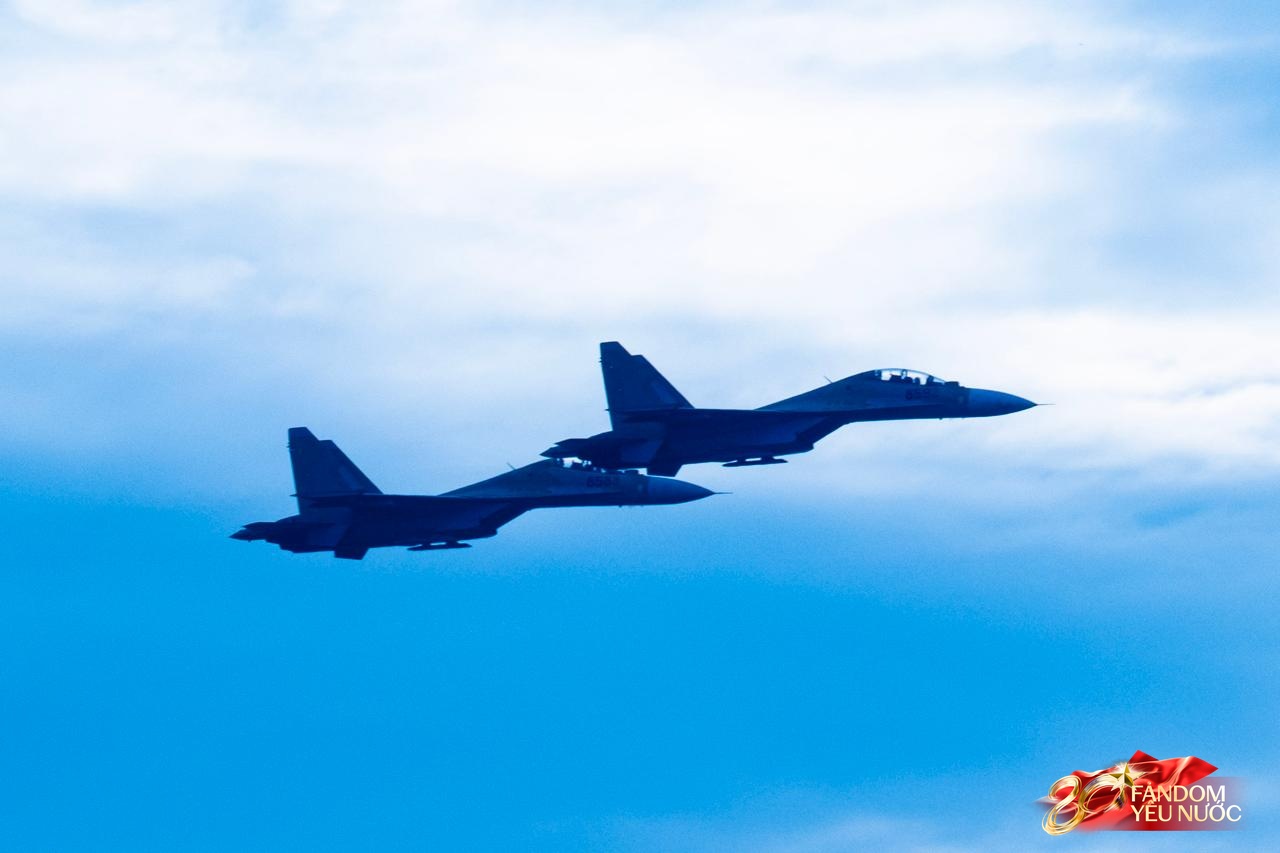Clip mãn nhãn: Tiêm kích SU-30MK2 lần đầu thả bẫy nhiệt trên bầu trời Quảng trường Ba Đình, người dân nín thở dõi theo- Ảnh 9.