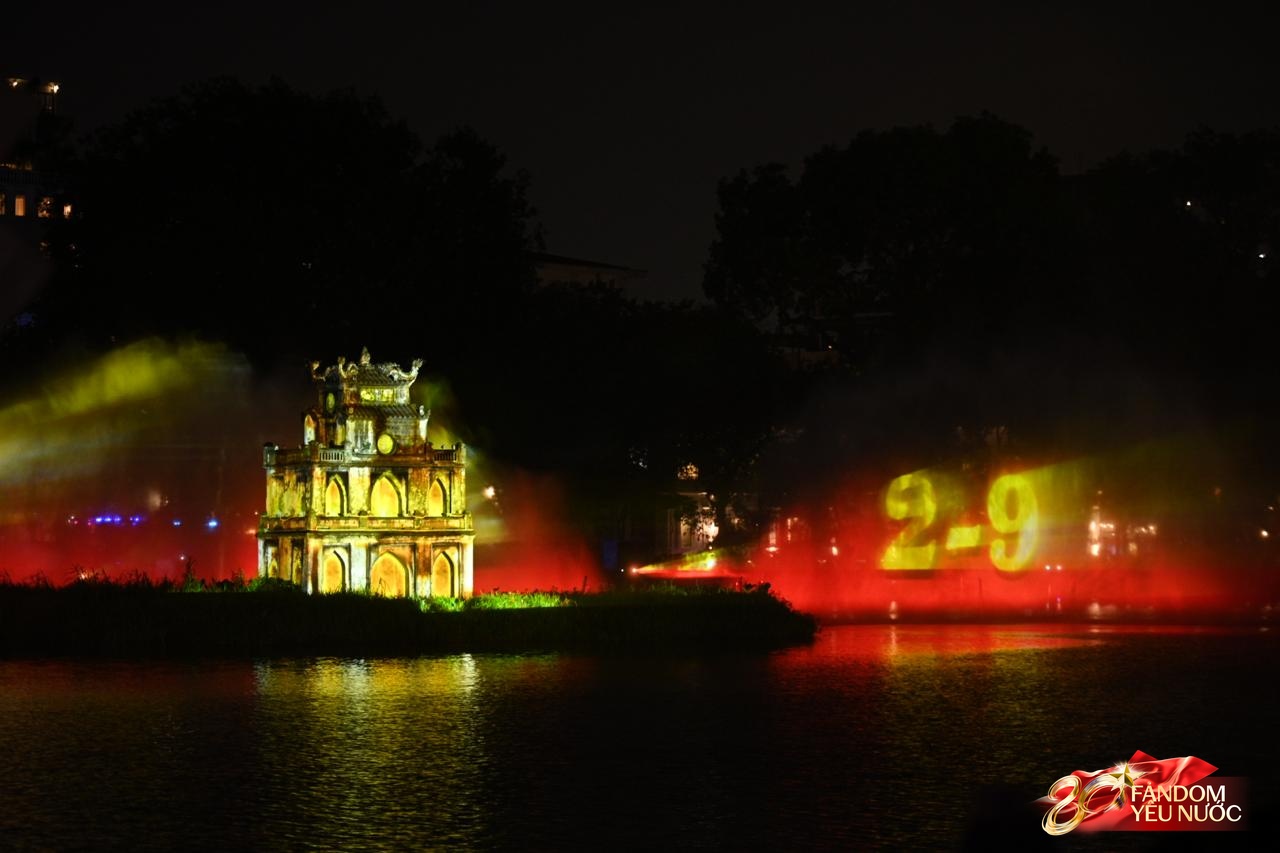 Người dân Hà Nội ngỡ ngàng trước hình ảnh chưa từng thấy trên Hồ Hoàn Kiếm- Ảnh 3.
