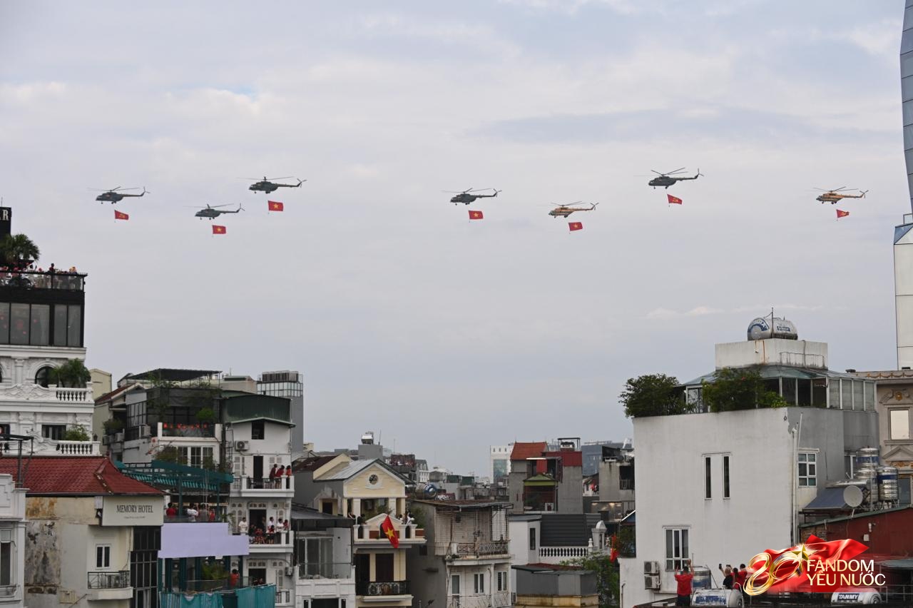 Clip mãn nhãn: Tiêm kích SU-30MK2 lần đầu thả bẫy nhiệt trên bầu trời Quảng trường Ba Đình, người dân nín thở dõi theo- Ảnh 3.
