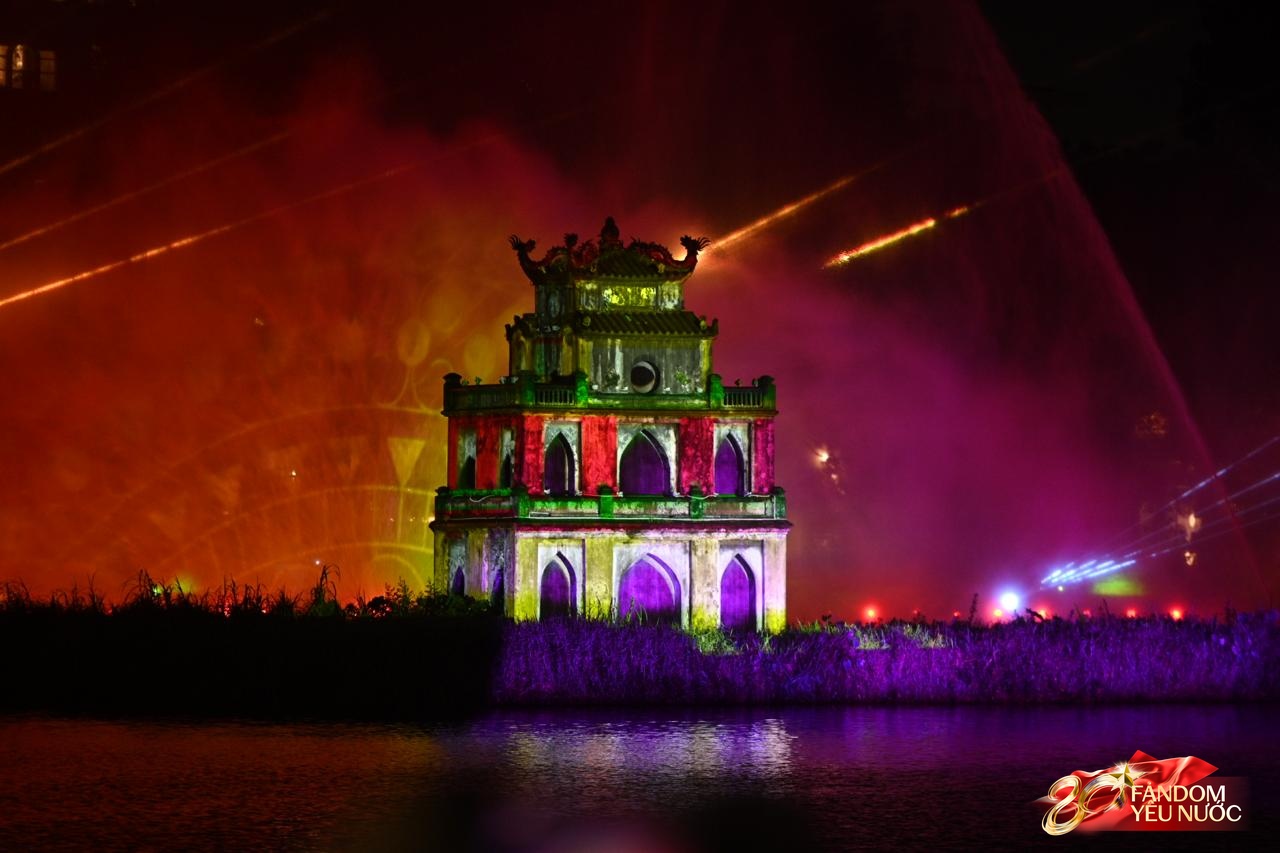 Người dân Hà Nội ngỡ ngàng trước hình ảnh chưa từng thấy trên Hồ Hoàn Kiếm- Ảnh 5.