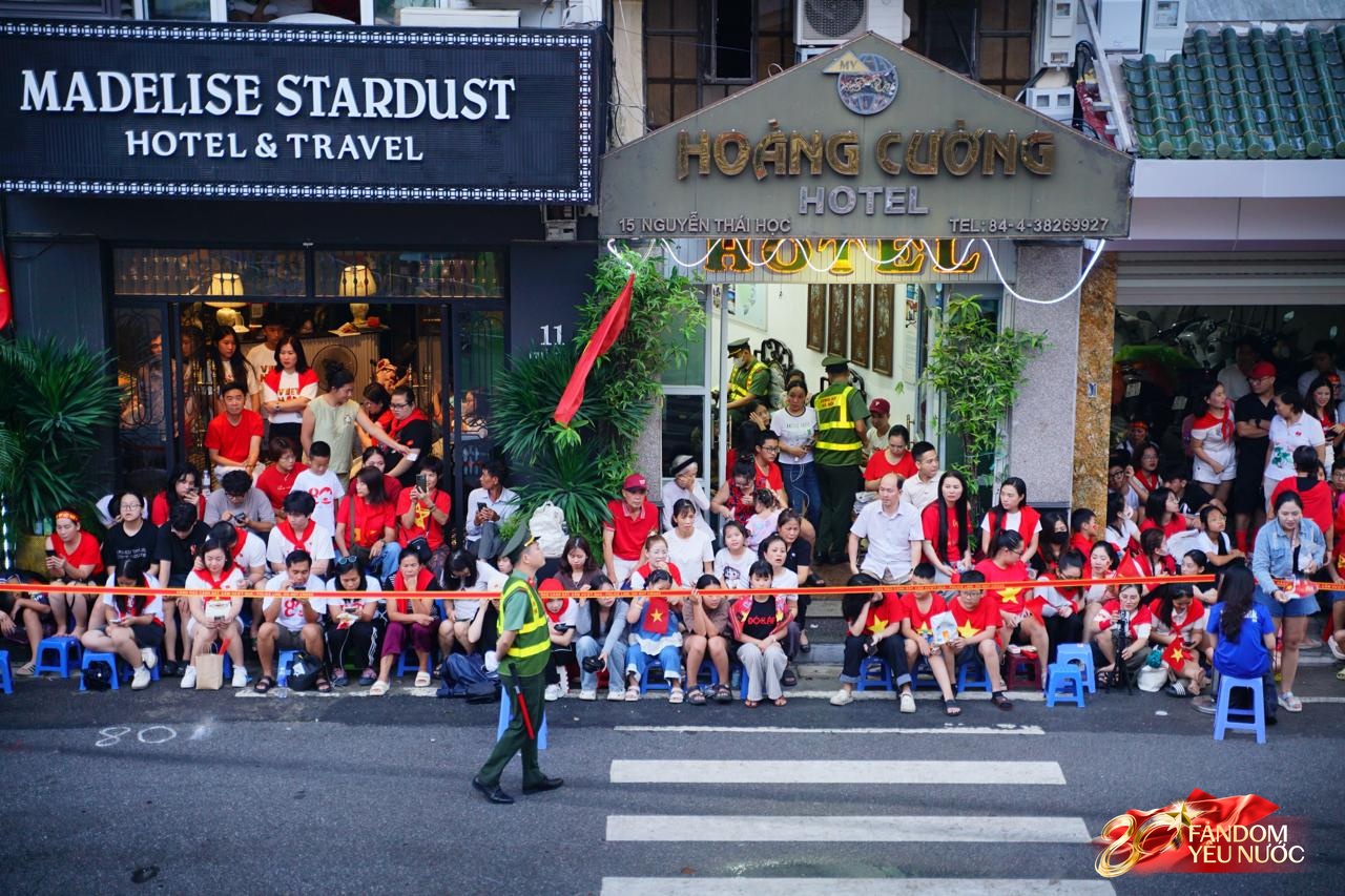 Hà Nội sau đêm "thức trắng": Nơi đâu cũng là sắc đỏ tự hào, toạ độ nào cũng mang dáng vẻ hoà bình, độc lập- Ảnh 10.