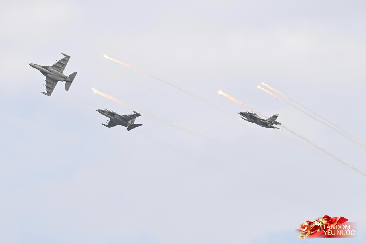 Clip mãn nhãn: Tiêm kích SU-30MK2 lần đầu thả bẫy nhiệt trên bầu trời Quảng trường Ba Đình, người dân nín thở dõi theo- Ảnh 12.