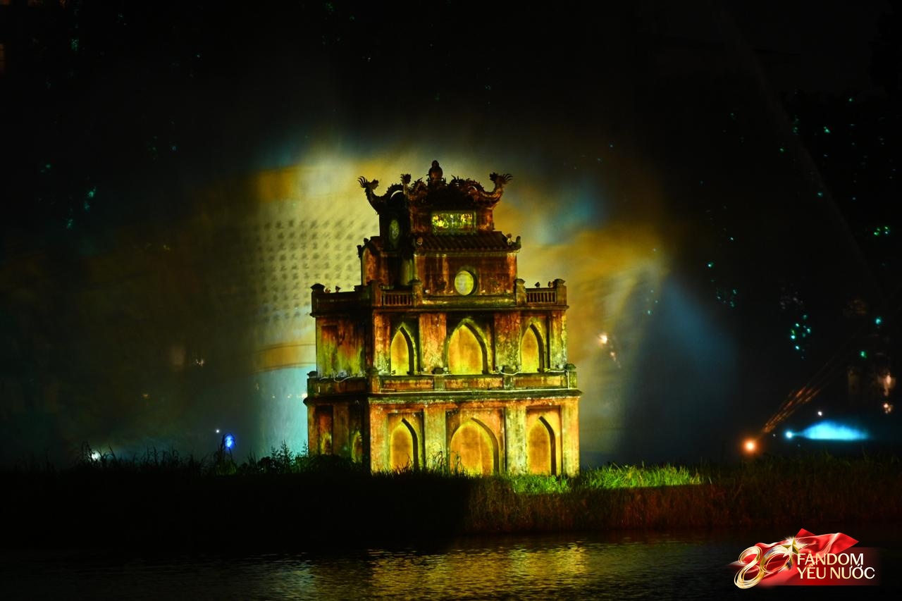 Người dân Hà Nội ngỡ ngàng trước hình ảnh chưa từng thấy trên Hồ Hoàn Kiếm- Ảnh 4.