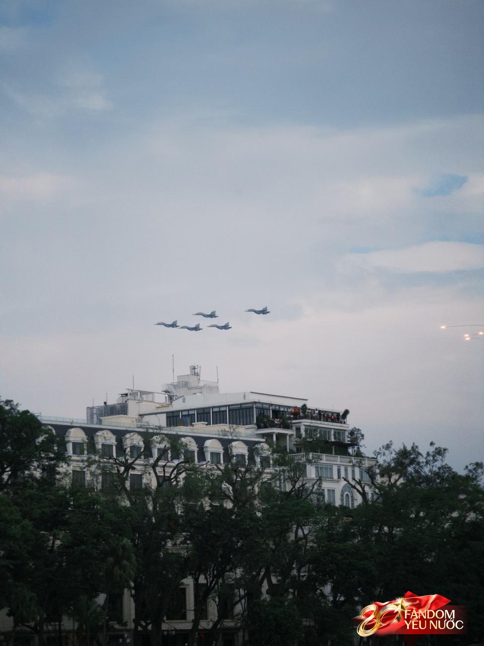Clip mãn nhãn: Tiêm kích SU-30MK2 lần đầu thả bẫy nhiệt trên bầu trời Quảng trường Ba Đình, người dân nín thở dõi theo- Ảnh 5.