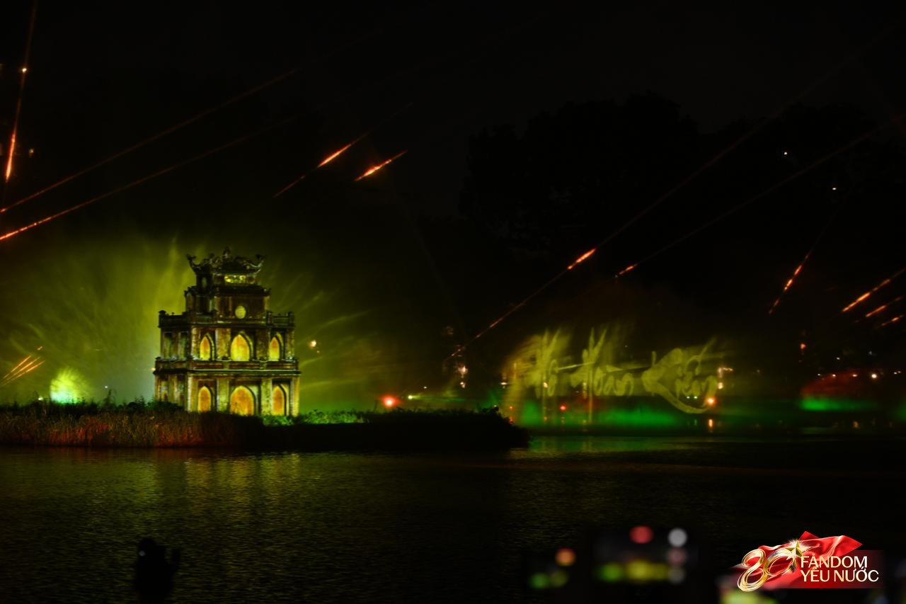 Người dân Hà Nội ngỡ ngàng trước hình ảnh chưa từng thấy trên Hồ Hoàn Kiếm- Ảnh 1.