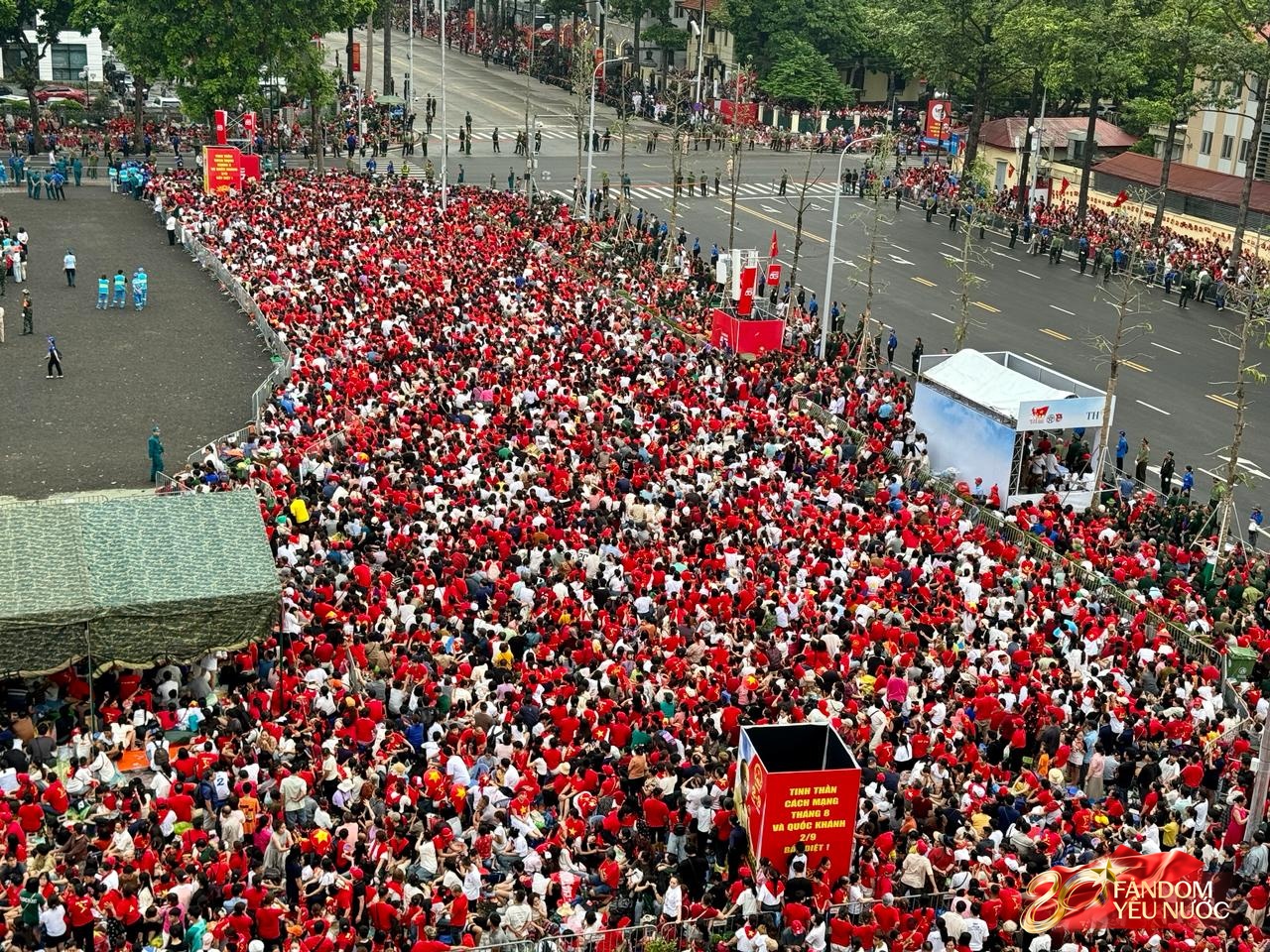Hà Nội sau đêm "thức trắng": Nơi đâu cũng là sắc đỏ tự hào, toạ độ nào cũng mang dáng vẻ hoà bình, độc lập- Ảnh 7.