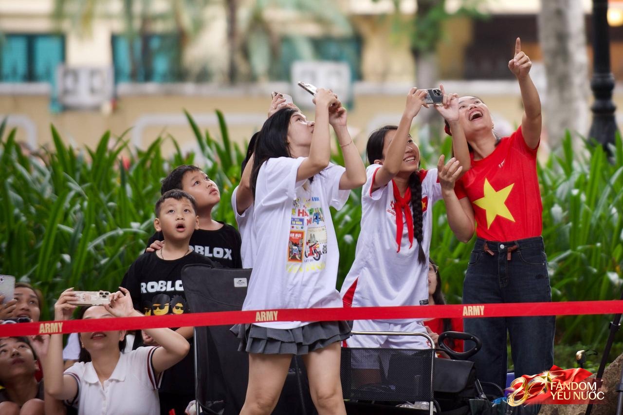 Hà Nội sau đêm "thức trắng": Nơi đâu cũng là sắc đỏ tự hào, toạ độ nào cũng mang dáng vẻ hoà bình, độc lập- Ảnh 15.
