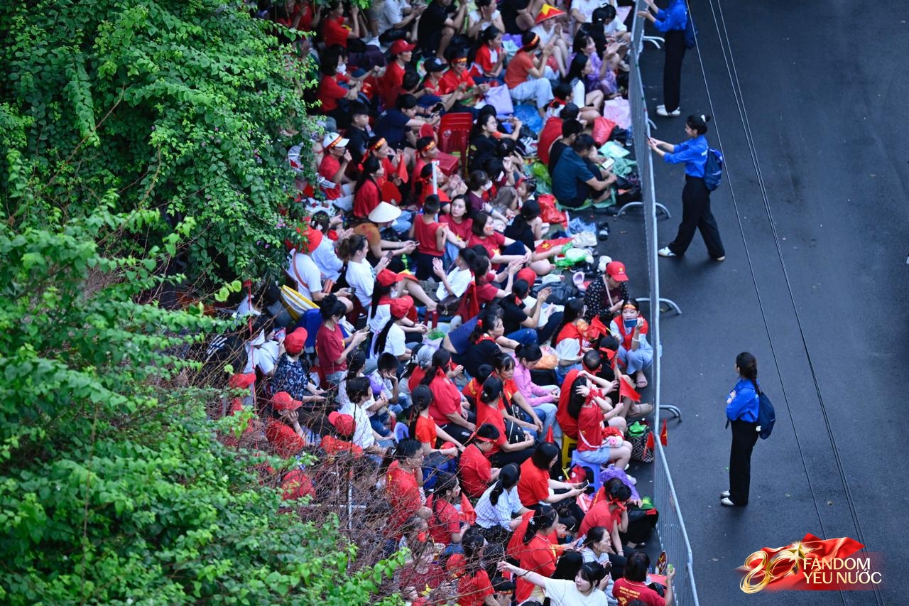 Hà Nội sau đêm "thức trắng": Nơi đâu cũng là sắc đỏ tự hào, toạ độ nào cũng mang dáng vẻ hoà bình, độc lập- Ảnh 19.