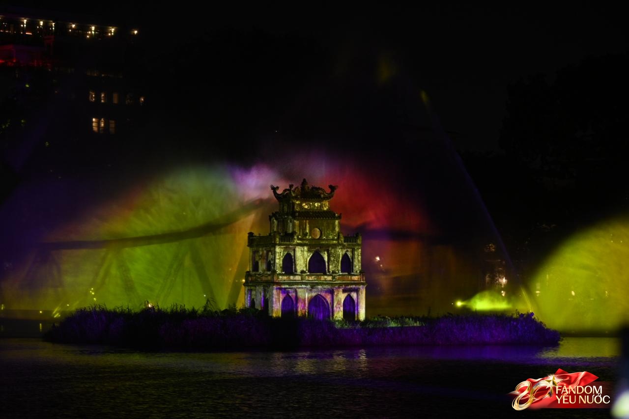 Người dân Hà Nội ngỡ ngàng trước hình ảnh chưa từng thấy trên Hồ Hoàn Kiếm- Ảnh 2.