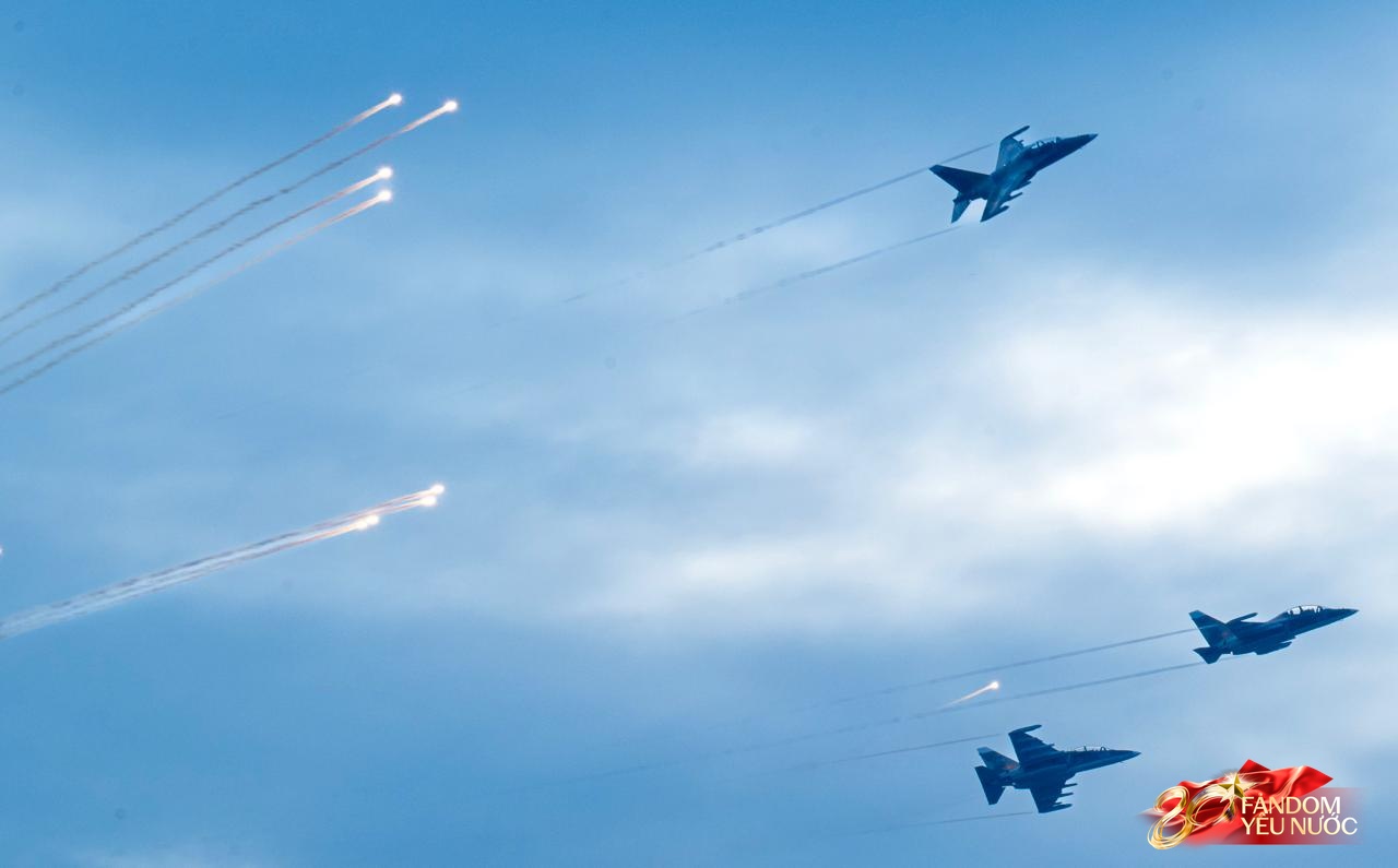 Clip mãn nhãn: Tiêm kích SU-30MK2 lần đầu thả bẫy nhiệt trên bầu trời Quảng trường Ba Đình, người dân nín thở dõi theo- Ảnh 6.