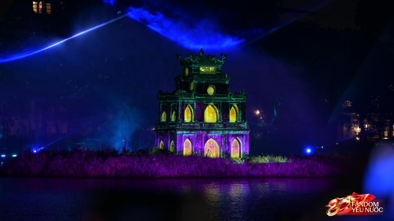 Người dân Hà Nội ngỡ ngàng trước hình ảnh chưa từng thấy trên Hồ Hoàn Kiếm- Ảnh 6.