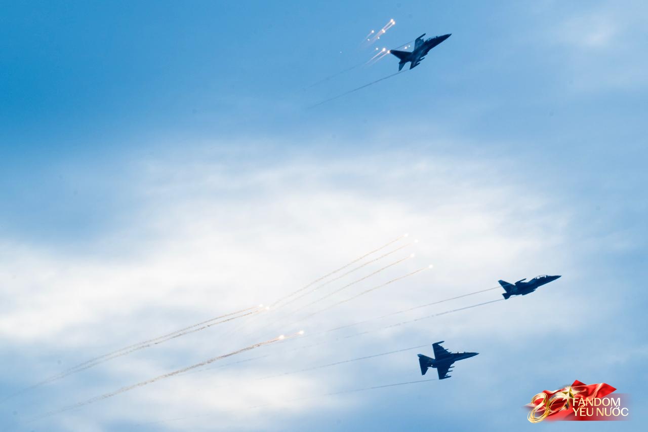Clip mãn nhãn: Tiêm kích SU-30MK2 lần đầu thả bẫy nhiệt trên bầu trời Quảng trường Ba Đình, người dân nín thở dõi theo- Ảnh 10.