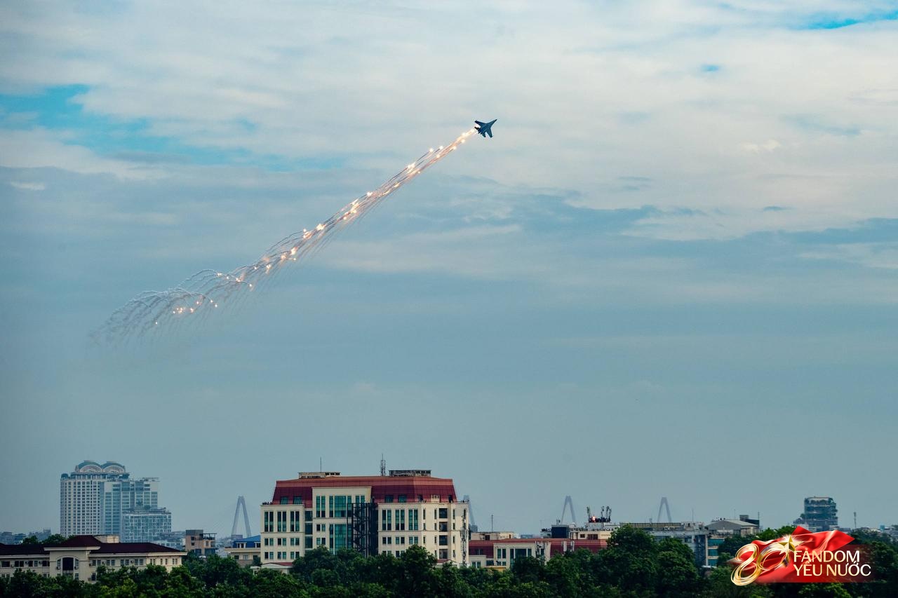 Clip mãn nhãn: Tiêm kích SU-30MK2 lần đầu thả bẫy nhiệt trên bầu trời Quảng trường Ba Đình, người dân nín thở dõi theo- Ảnh 13.